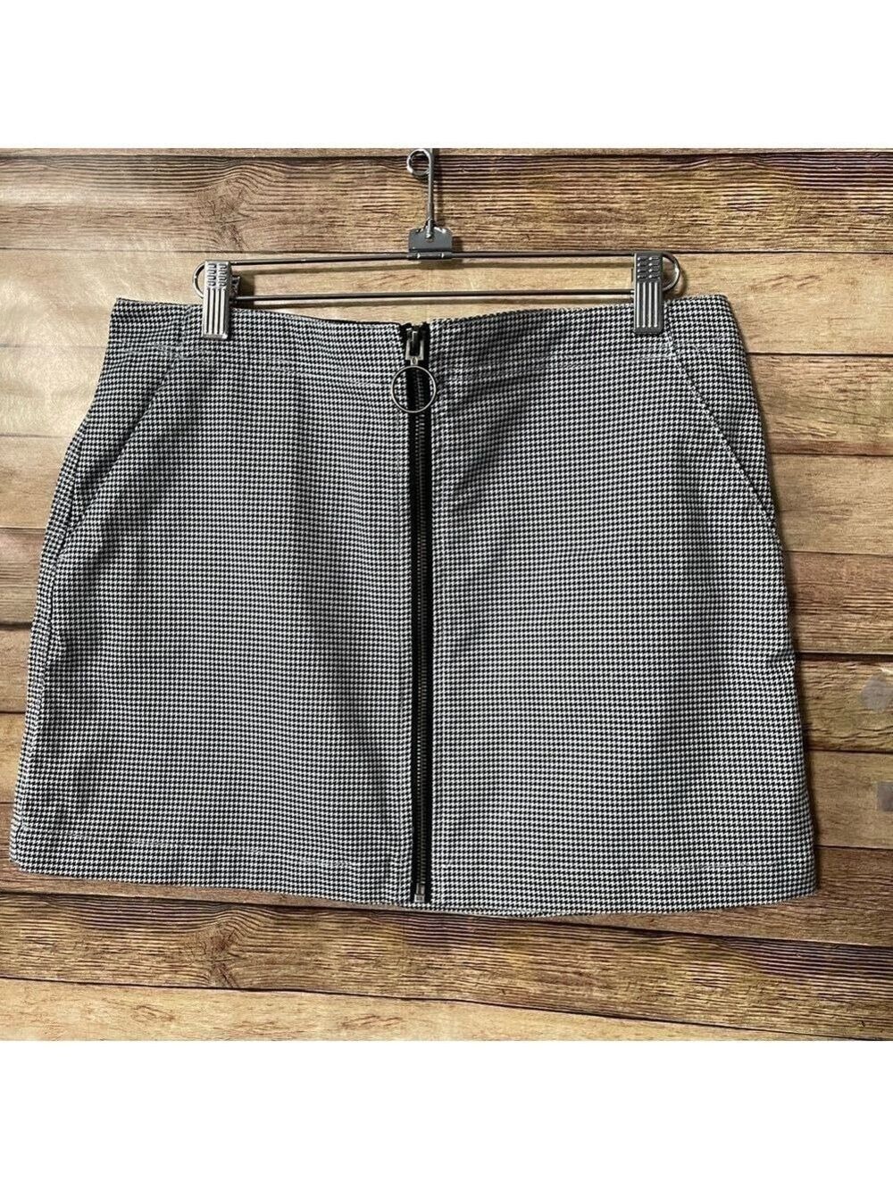 Volcom Women’s Zip Mini Skirt With Pockets Size: 8